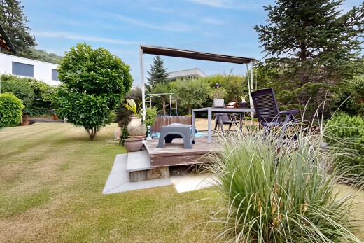 garten mit rasen, terrasse, und day time