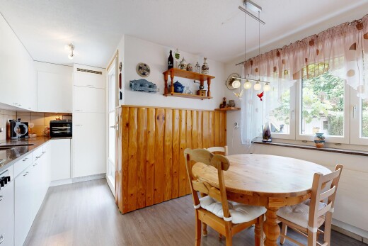 küche mit holzfußboden, wood finish floor, weiße schränke, white cabinets, und küchenrückwand beim herd