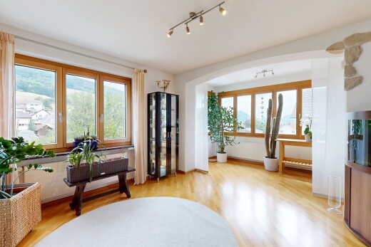 wohnzimmer mit deckenbeleuchtung, holzfußboden, wood finish floor, gewölbte gehwege, und inside property