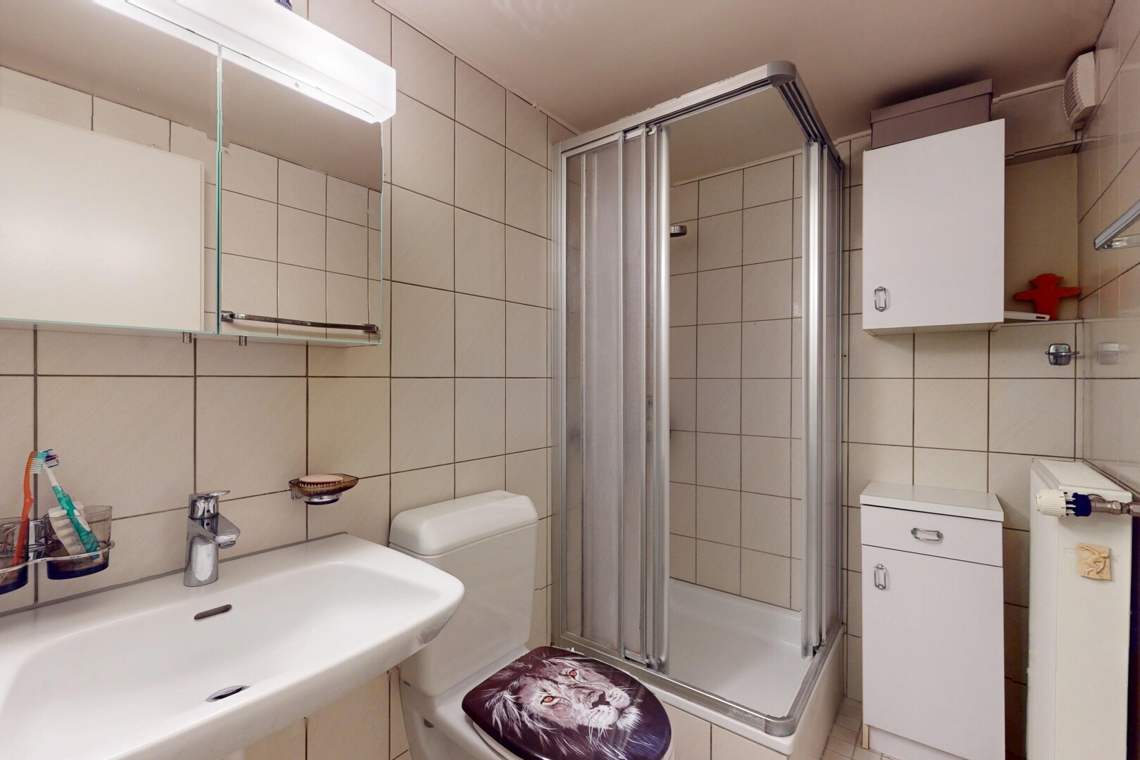 bad mit tile wall, fliesenwand, waschbecken, dusche, und inside property