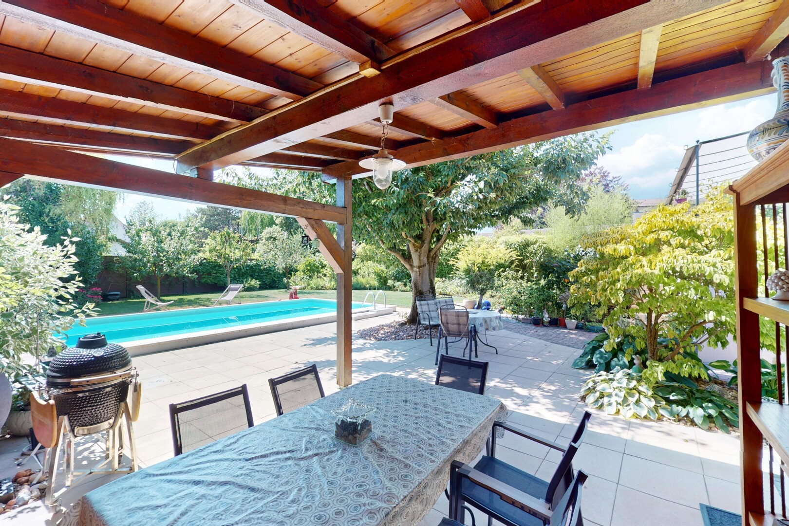 terrasse mit terrasse, from property, schwimmbad, und essbereich im freien