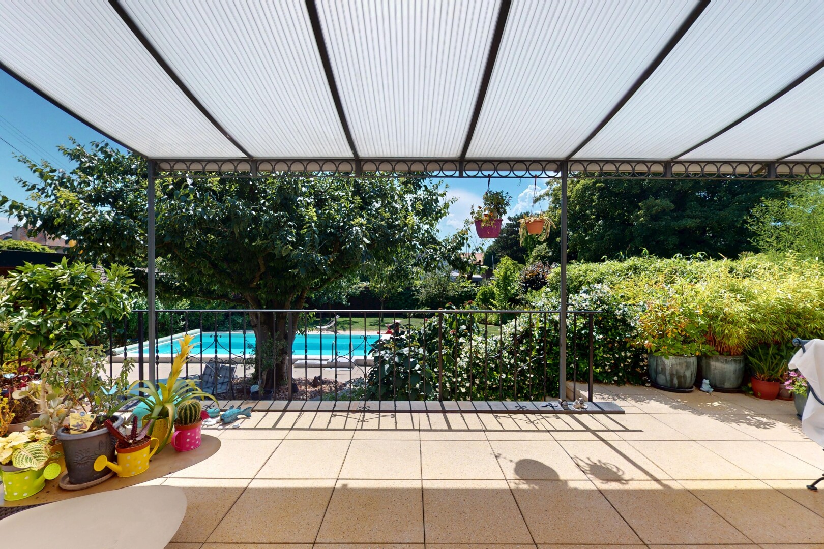 terrasse mit schwimmbad und terrasse