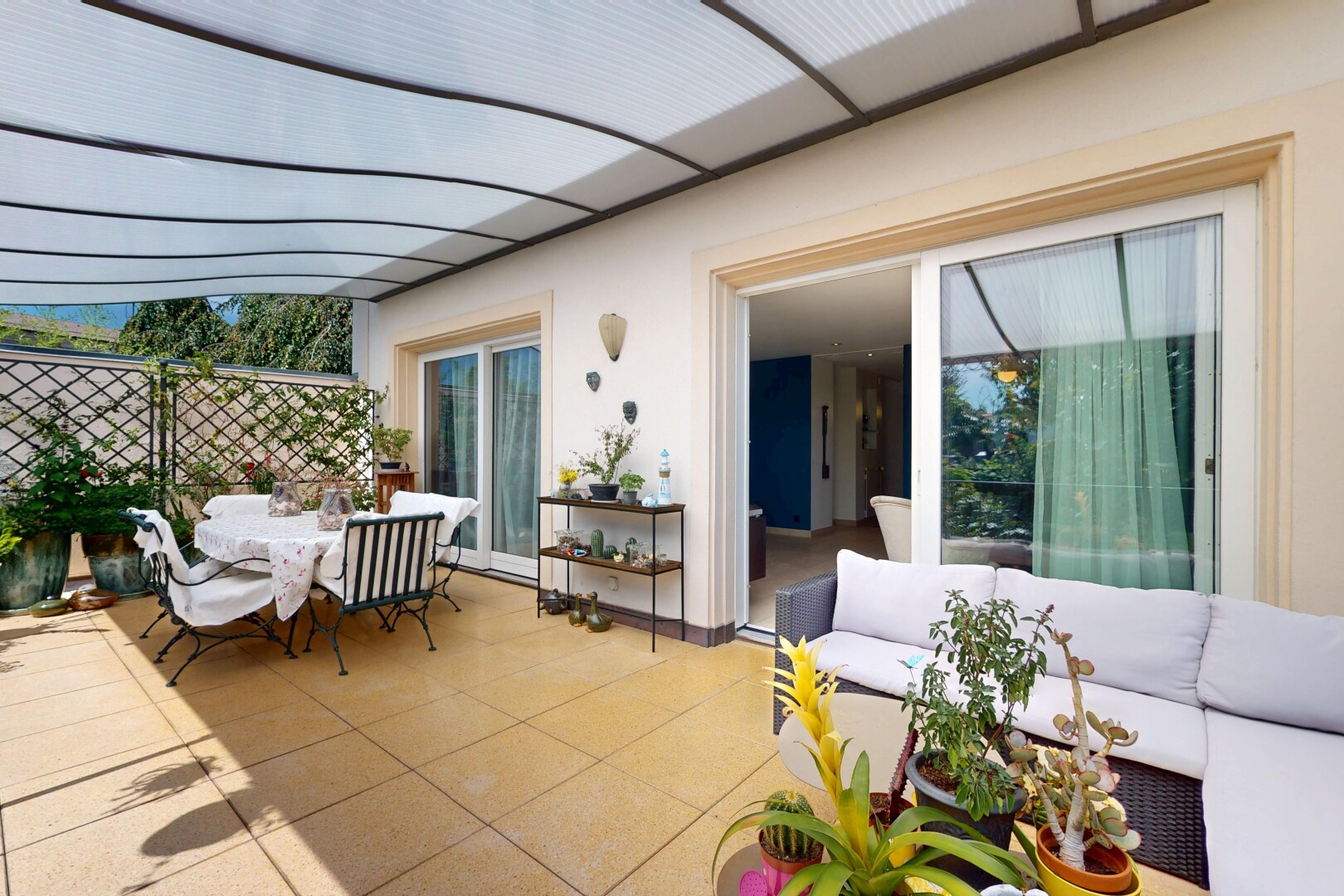 terrasse mit wohnraum im freien, terrasse, property visible, und essbereich im freien