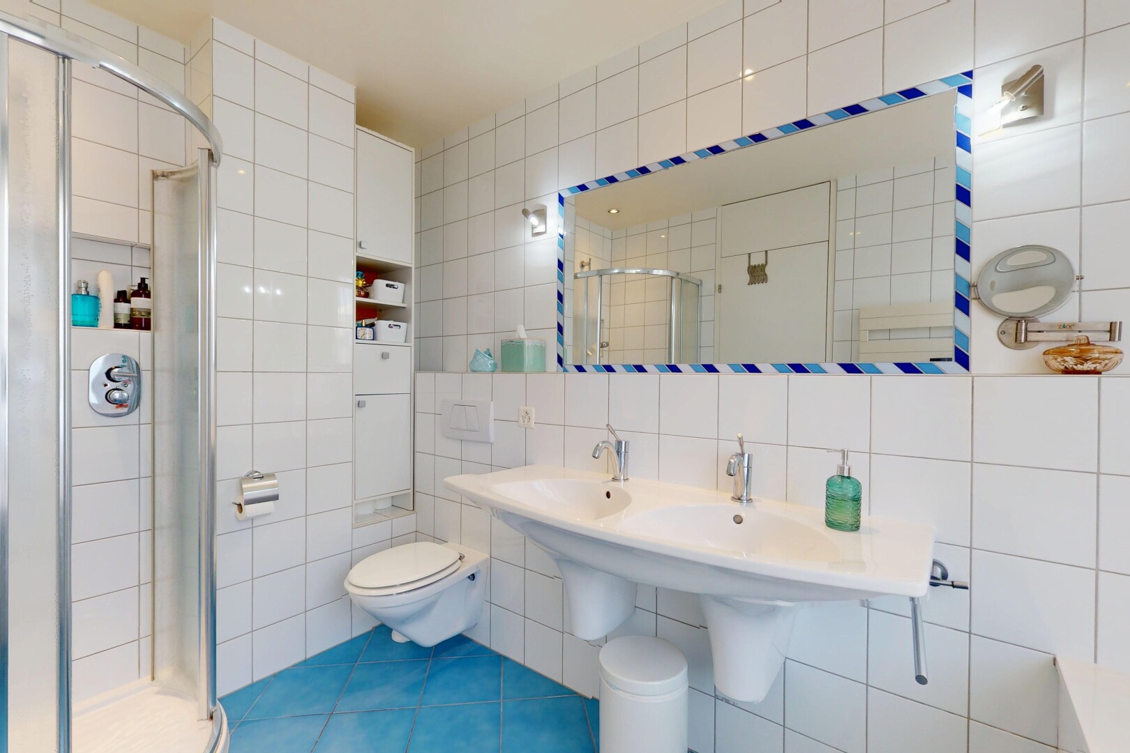 bad mit fliesenwand, tile wall, komplettes badezimmer, dusche, und spiegel