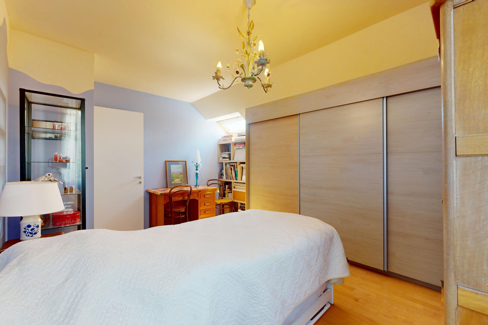 zimmer / schlafzimmer mit inside property, drywall, gipskartonwand, bemerkenswerter kronleuchter, und wood finish floor