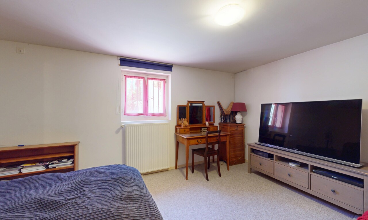 zimmer / schlafzimmer mit fernseher, kühler, inside property, natürliches licht, und natural light