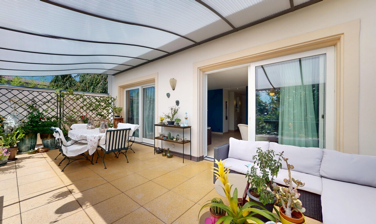 terrasse mit wohnraum im freien, terrasse, property visible, und essbereich im freien