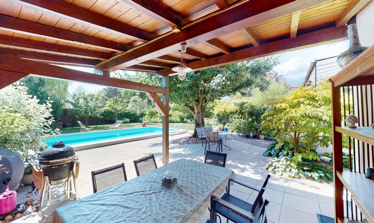 terrasse mit terrasse, from property, schwimmbad, und essbereich im freien