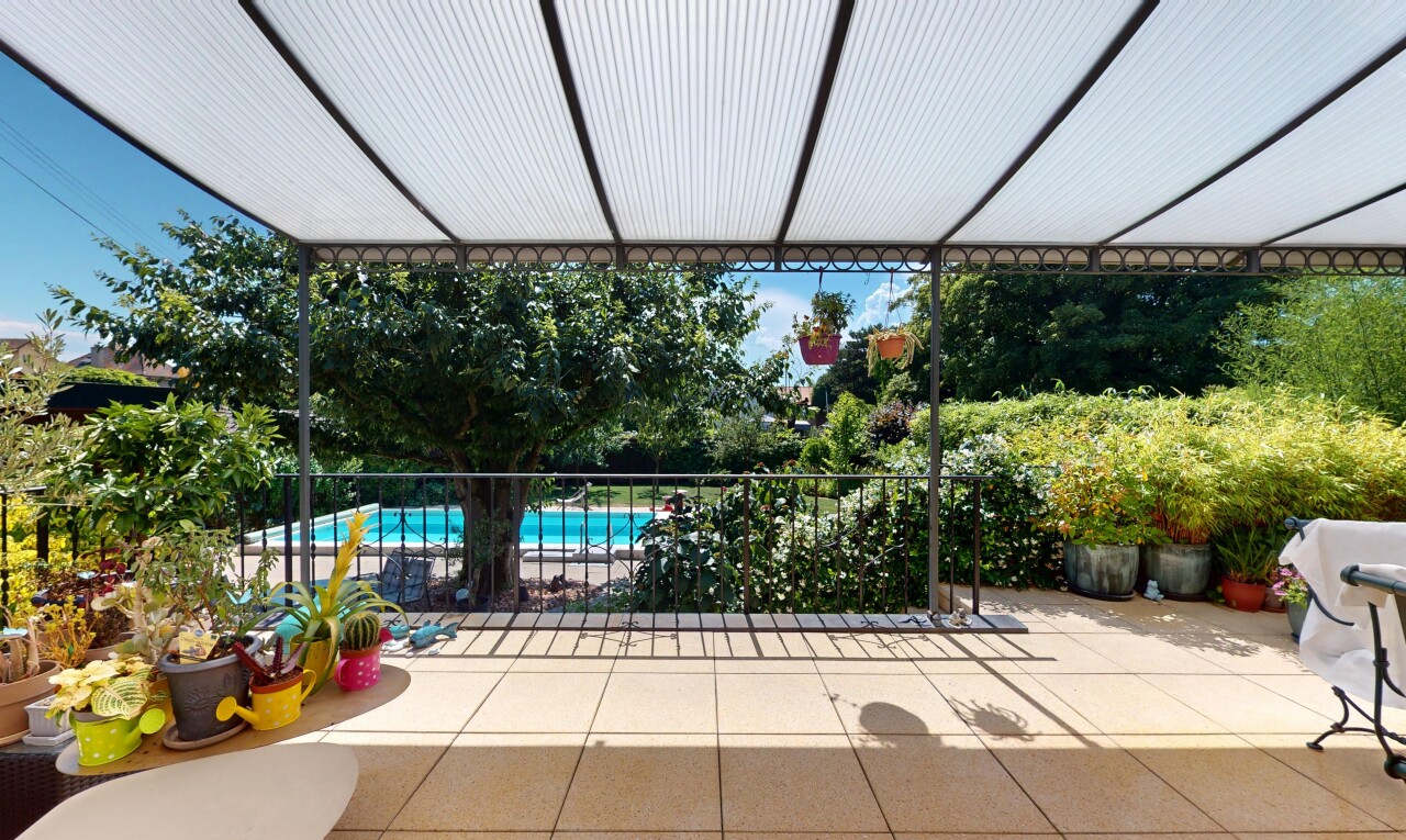 terrasse mit schwimmbad und terrasse