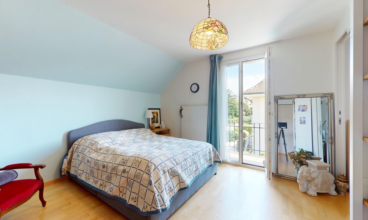 zimmer / schlafzimmer mit inside property, außenzugang, natural light, natürliches licht, und wood finish floor