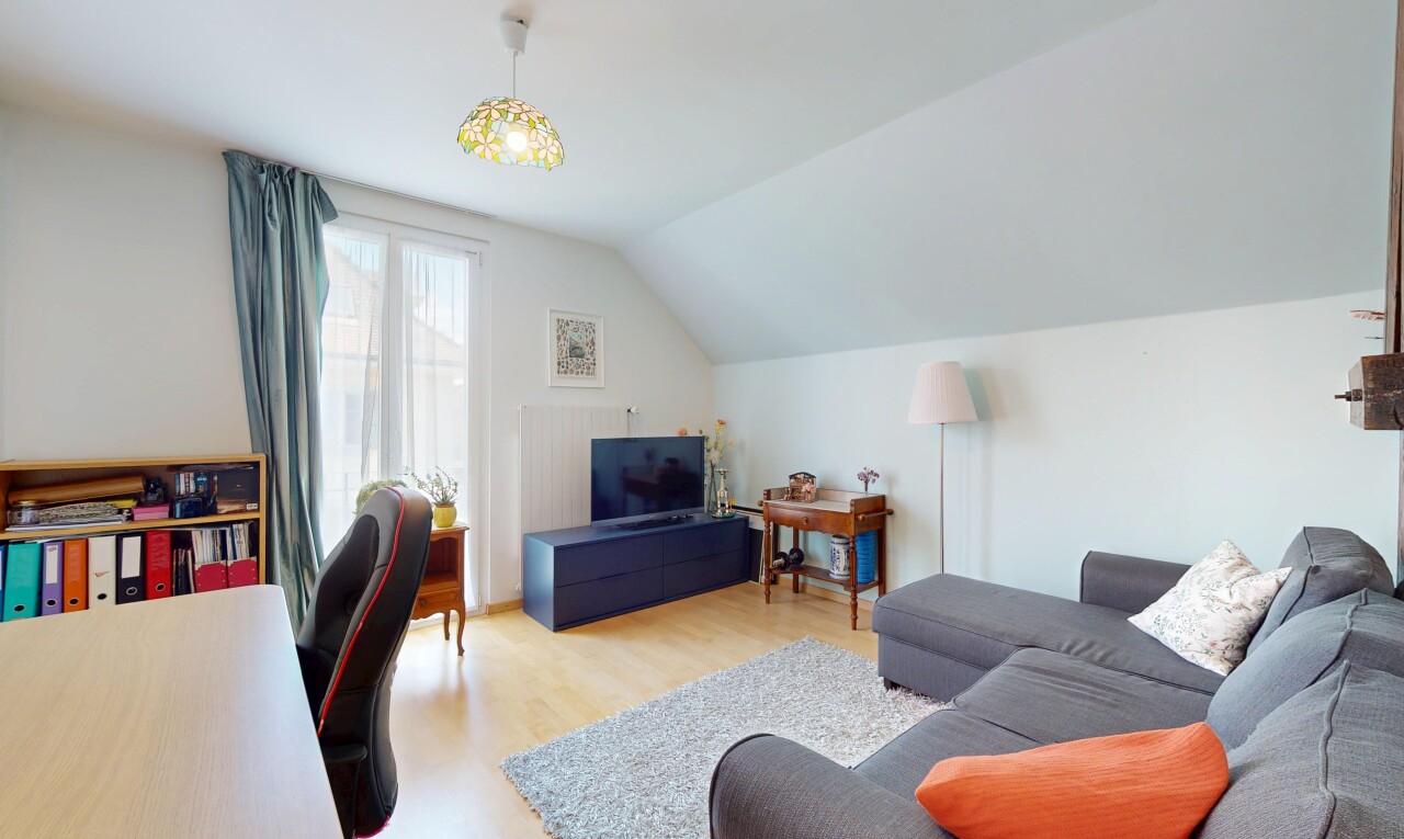 wohnzimmer mit fernseher, inside property, wood finish floor, holzfußboden, und natural light