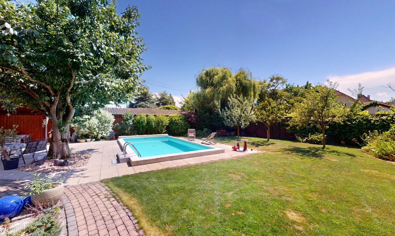 schwimmbad mit rasen, from property, zaun, schwimmbad, und terrasse