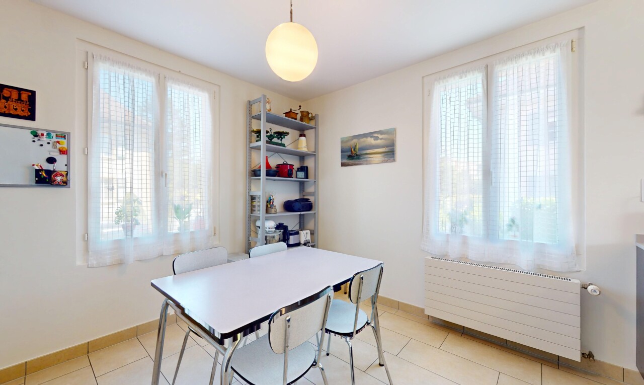 esszimmer mit kühler, natural light, natürliches licht, tile floor, und fliesenboden