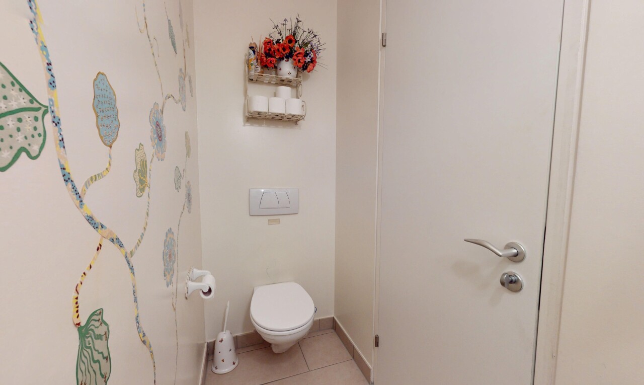 bad mit fliesenboden, tile floor, gipskartonwand, drywall, und toilette