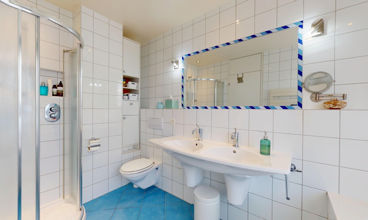 bad mit fliesenwand, tile wall, komplettes badezimmer, dusche, und spiegel
