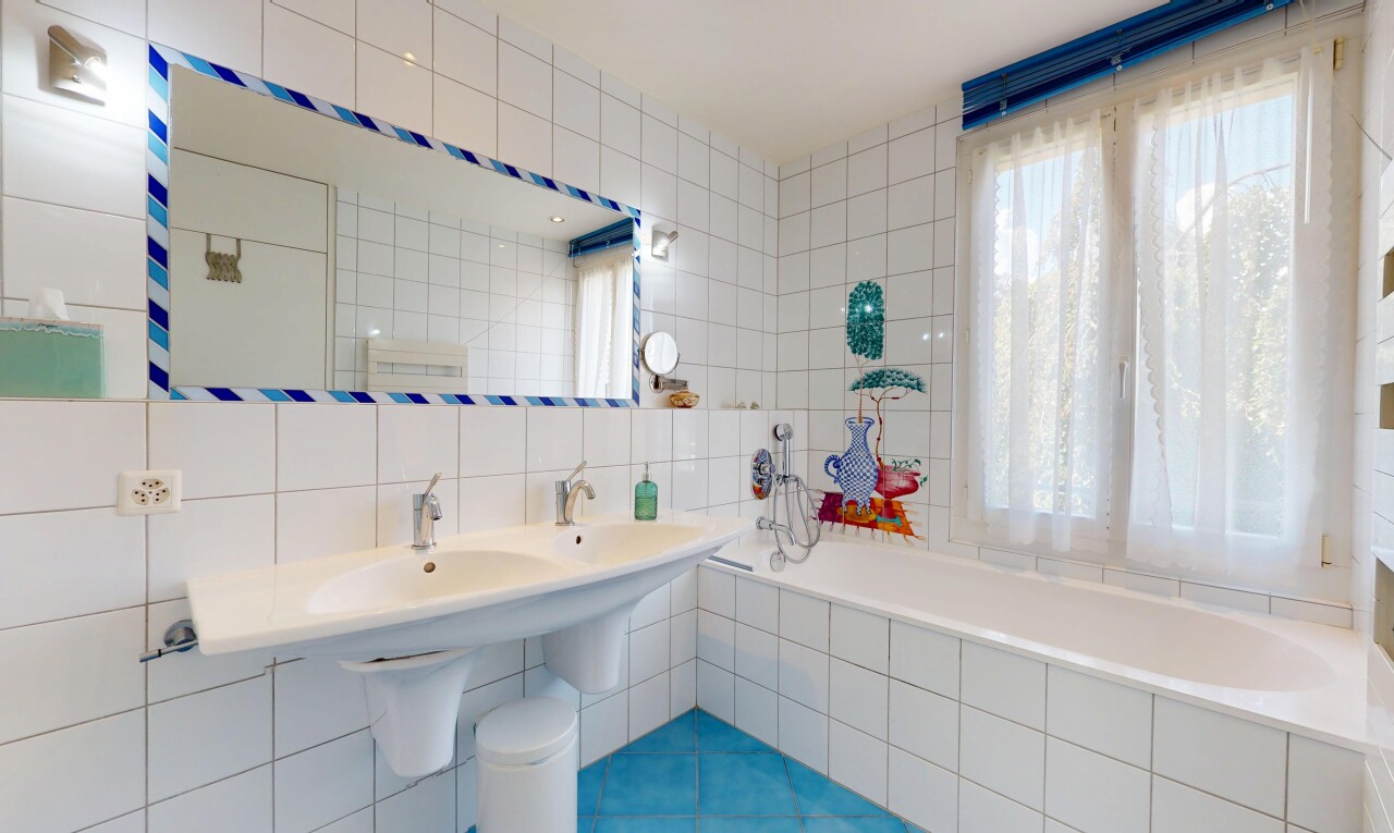 bad mit tile wall, fliesenwand, inside property, tile tub, und komplettes badezimmer