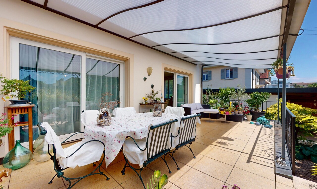 terrasse mit property visible und wohnraum im freien