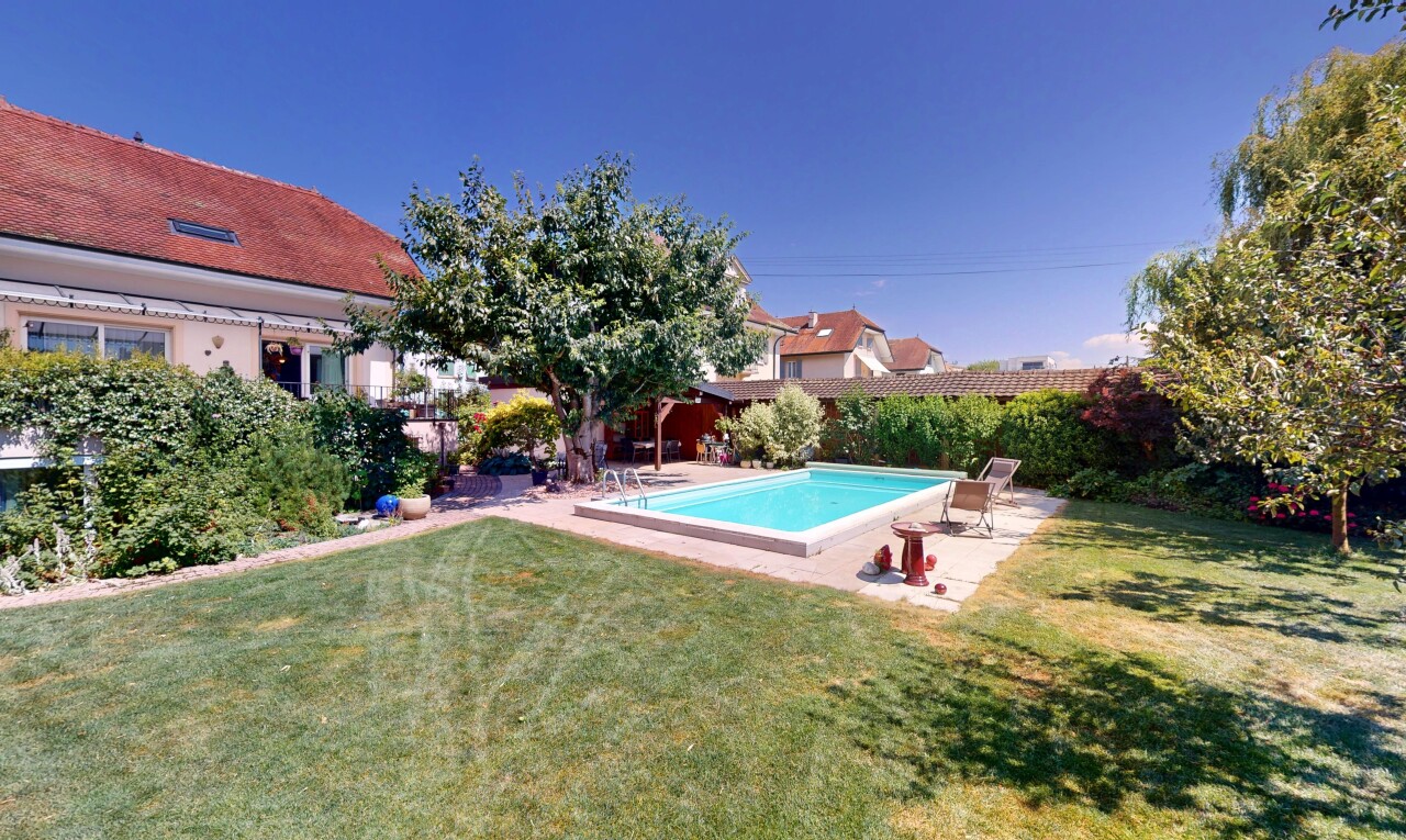 schwimmbad mit rasen, schwimmbad, zaun, terrasse, und day time