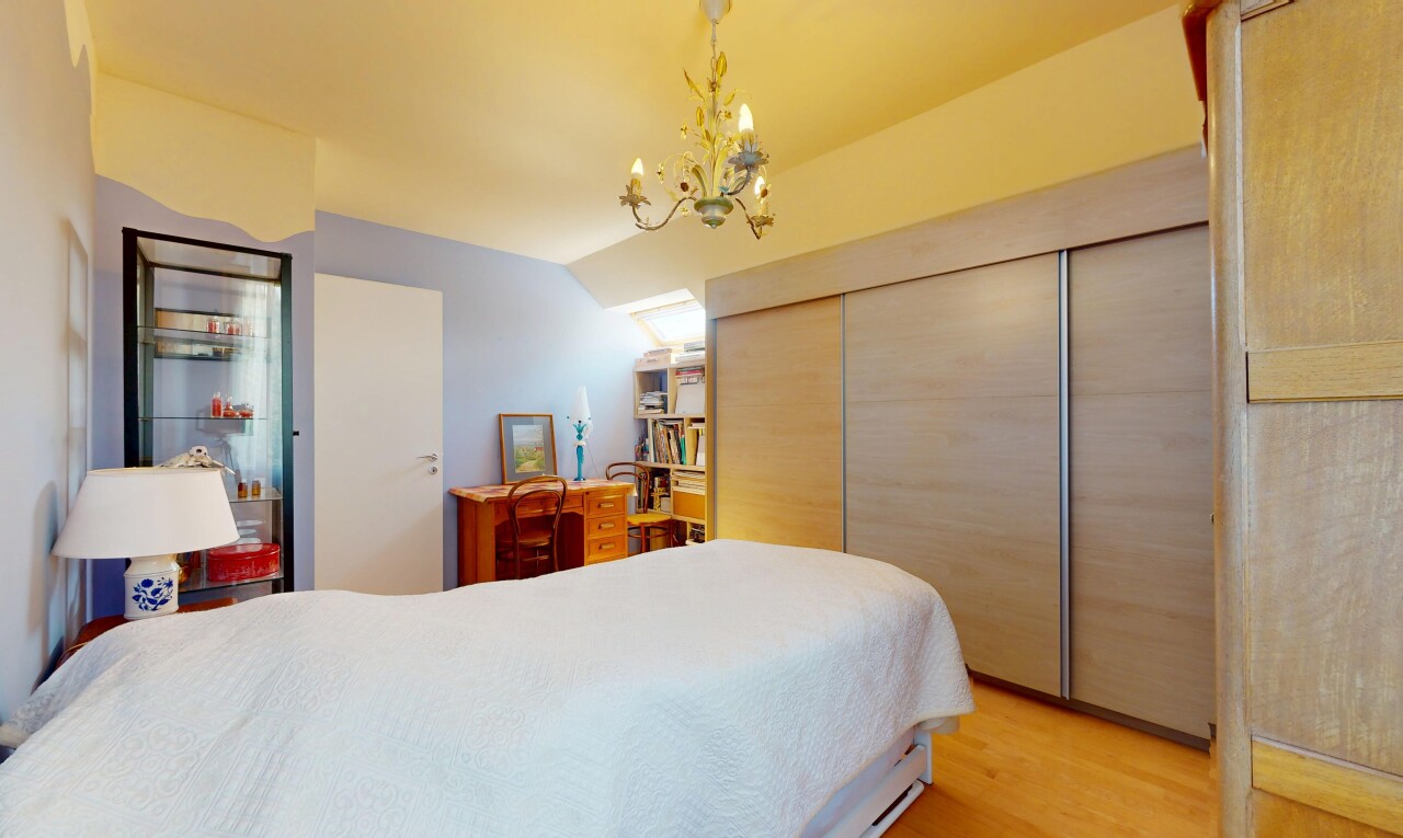 zimmer / schlafzimmer mit inside property, drywall, gipskartonwand, bemerkenswerter kronleuchter, und wood finish floor