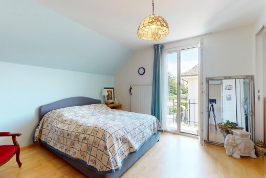 chambre avec inside property, accès à l'extérieur, natural light, lumière naturelle, et wood finish floor