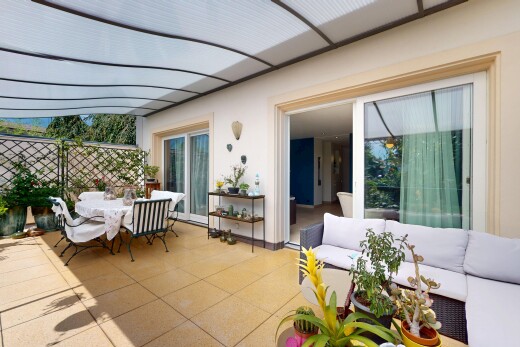 terrasse avec espace de vie extérieur, terrasse, property visible, et coin repas extérieur
