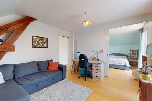 salon avec sol en finition bois, wood finish floor, inside property, cloison sèche, et drywall