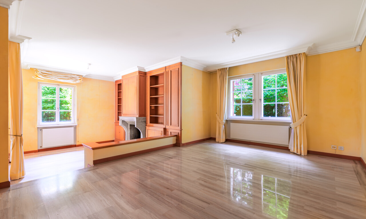 leerer raum mit natural light, natürliches licht, inside property, wood finish floor, und holzfußboden