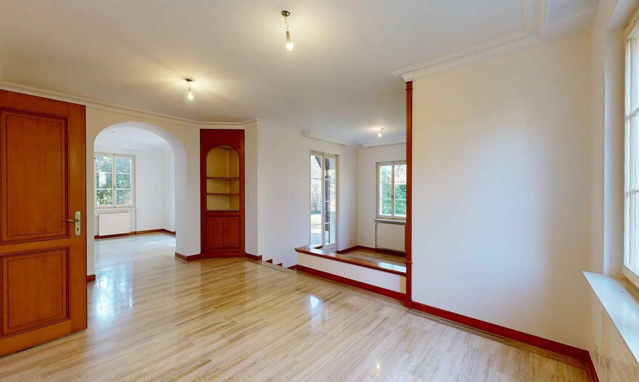 spare room featuring arched walkways, light wood-style flooring, and ornamental molding