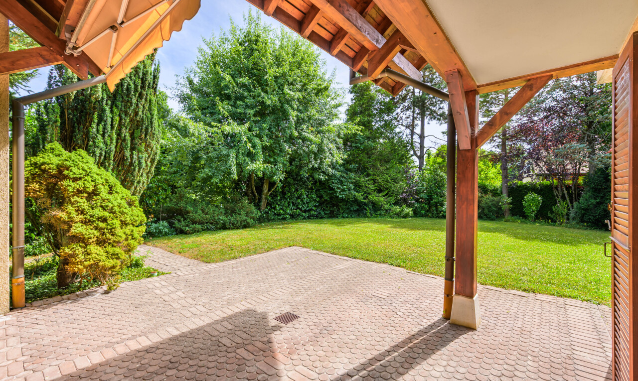 terrasse mit from property, terrasse, rasen, woods view, und waldblick