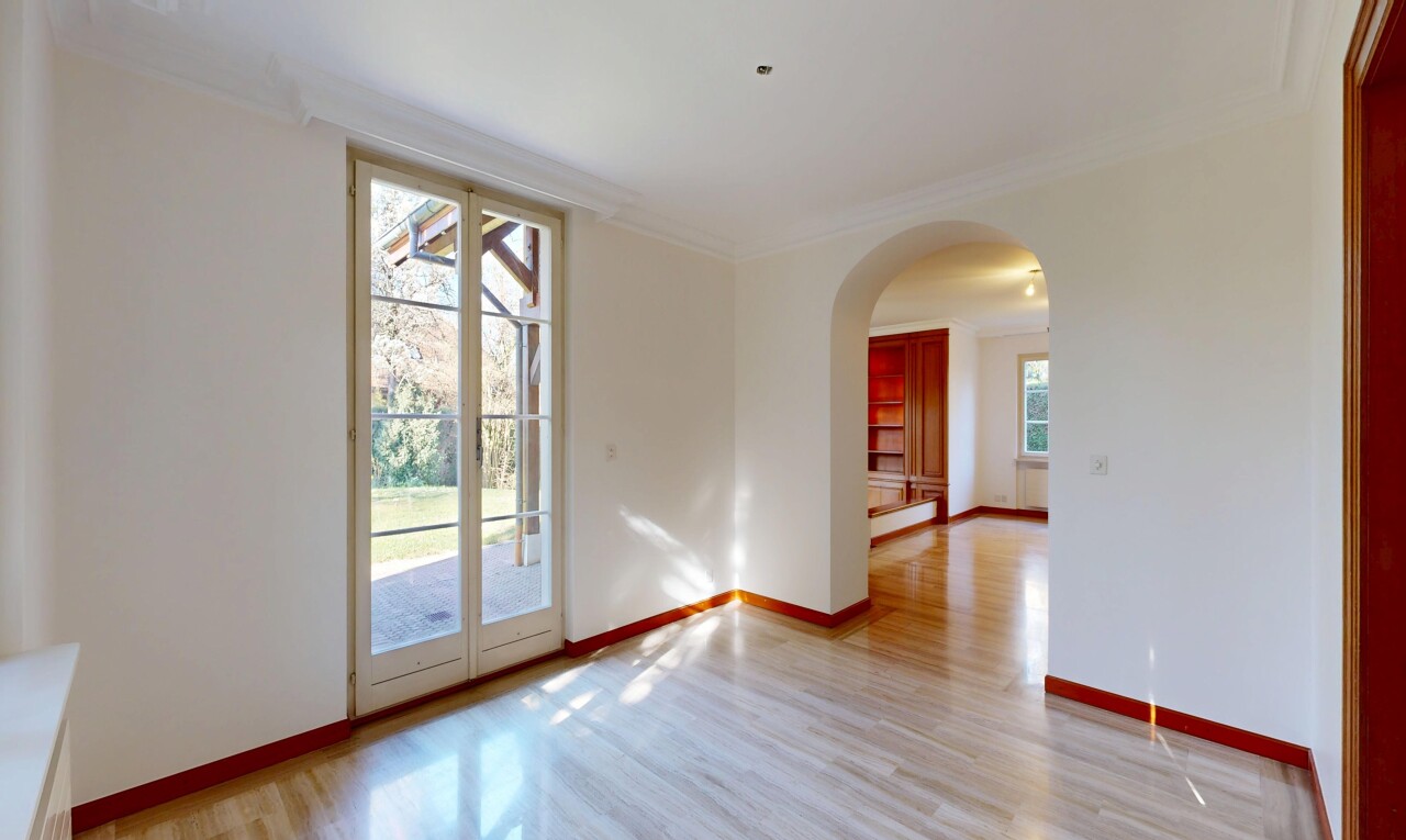 unfurnished room with ornamental molding, arched walkways, and light wood-style flooring