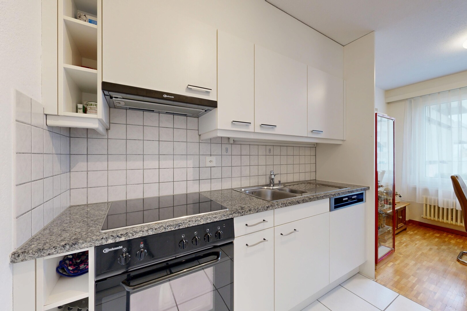 küche mit offene regale, ofen, dunstabzugshaube, weiße schränke, und inside property