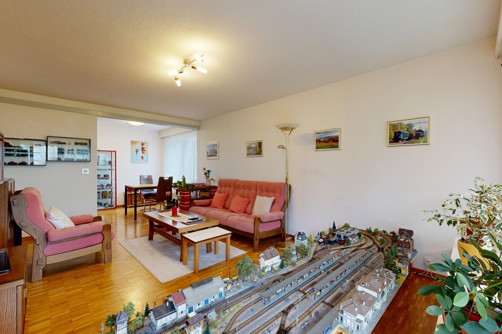 wohn- / esszimmer mit inside property, gipskartonwand, drywall, holzfußboden, und wood finish floor