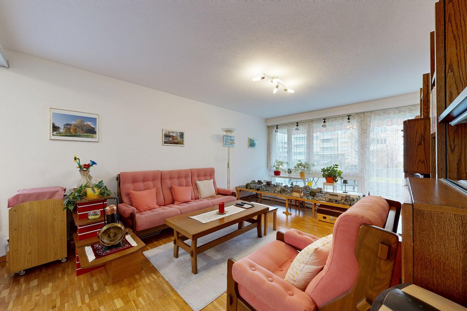 wohnzimmer mit holzfußboden, wood finish floor, gipskartonwand, drywall, und inside property