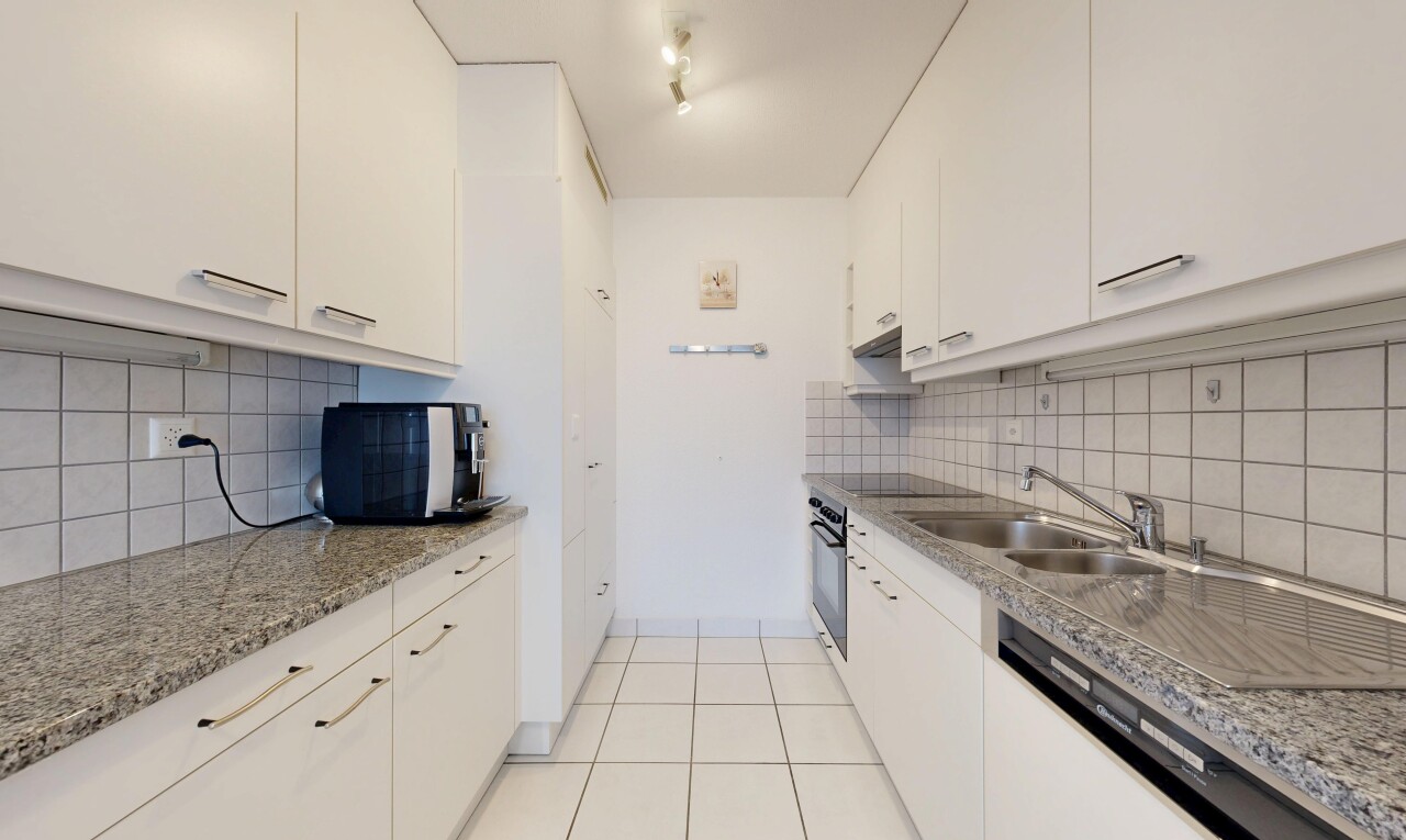 küche mit fliesenboden, tile floor, weiße schränke, inside property, und waschbecken