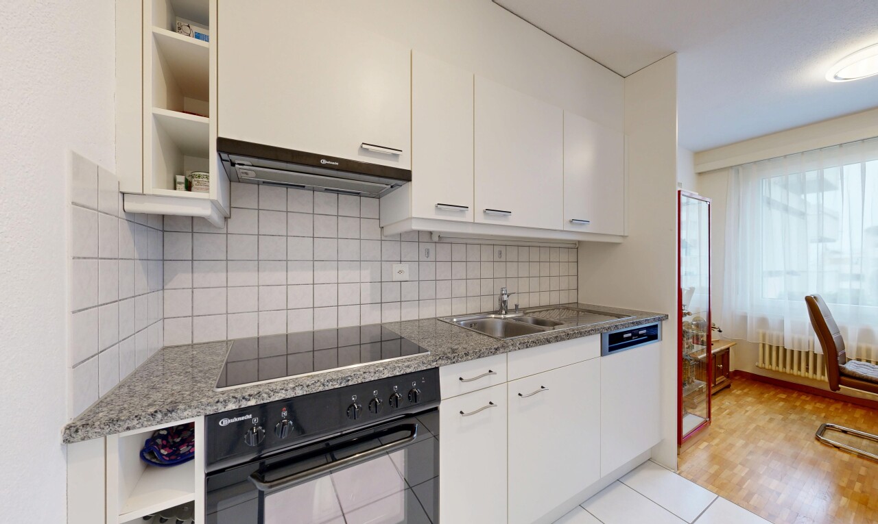 küche mit offene regale, ofen, dunstabzugshaube, weiße schränke, und inside property