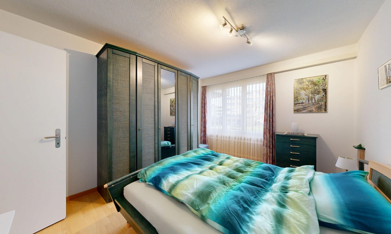 zimmer / schlafzimmer mit gipskartonwand, drywall, inside property, natürliches licht, und natural light