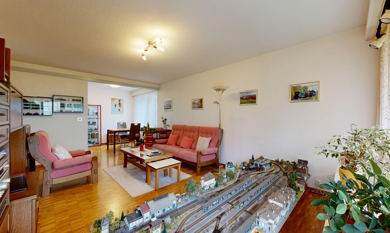 wohn- / esszimmer mit inside property, gipskartonwand, drywall, holzfußboden, und wood finish floor