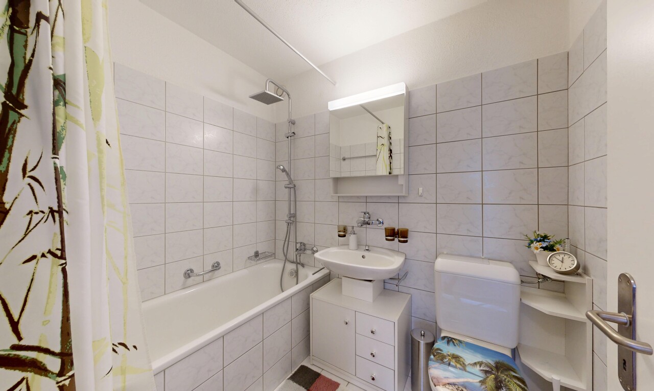 bad mit spiegel, kombiniertes bad / dusche, komplettes badezimmer, inside property, und waschbecken