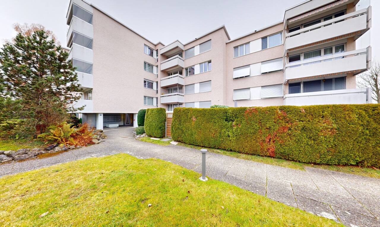 außenansicht mit apartment complex view, blick auf wohnanlage, from community, und overcast