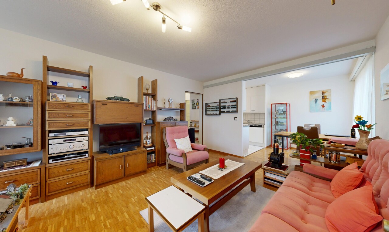 wohnzimmer mit inside property, fernseher, holzfußboden, wood finish floor, und gipskartonwand