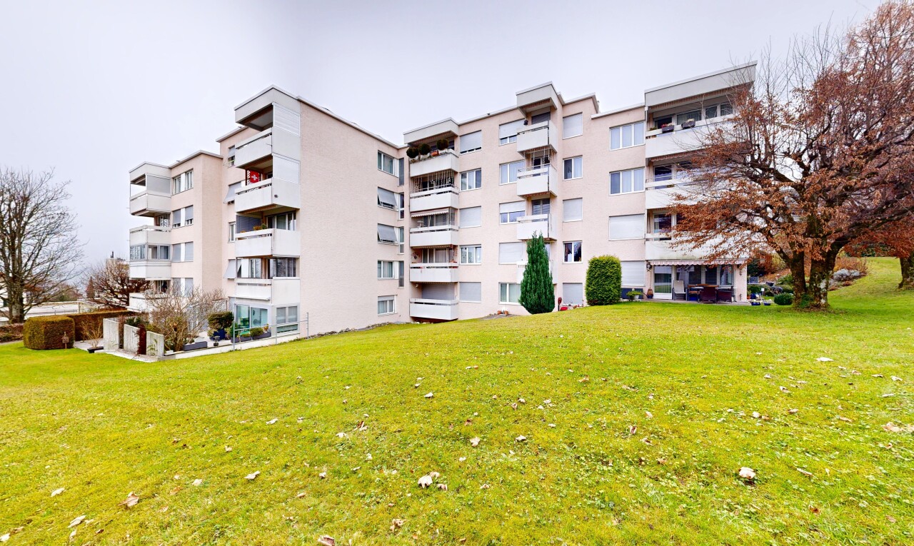 außenansicht mit blick auf wohnanlage, apartment complex view, overcast, und from community