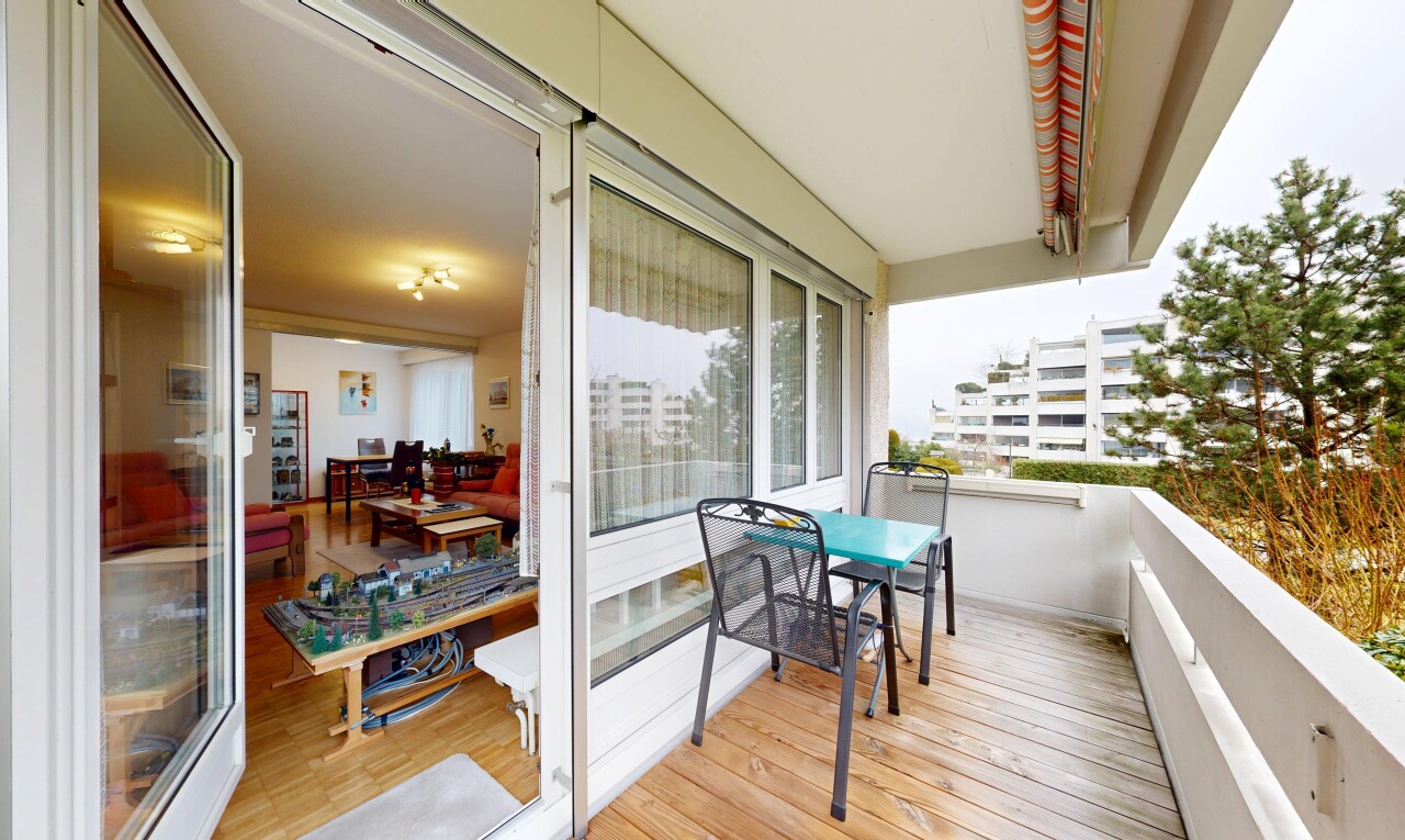 terrasse mit balkon und from property