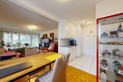 esszimmer mit inside property, natürliches licht, natural light, holzfußboden, und wood finish floor