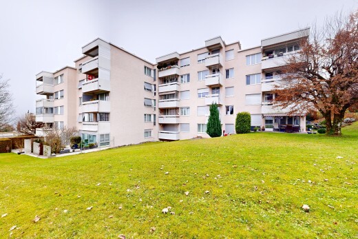 extérieur du bâtiment avec vue sur le complexe d'appartements, apartment complex view, overcast, et from community