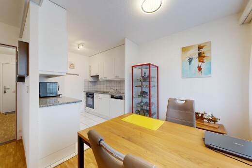 cuisine avec armoires blanches, cuisine en couloir, dosseret, backsplash, et micro-ondes
