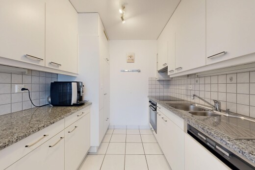 küche mit fliesenboden, tile floor, weiße schränke, inside property, und waschbecken