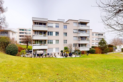 außenansicht mit blick auf wohnanlage, apartment complex view, und overcast