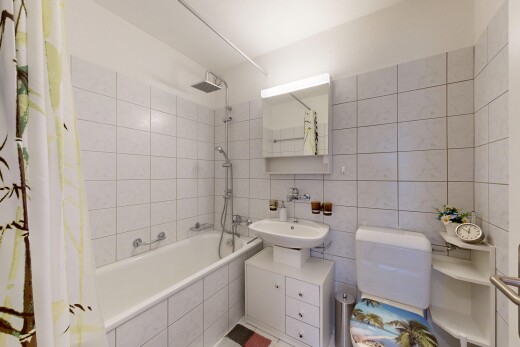 salle de bains avec miroir, douche-bain combinés, salle de bain complète, inside property, et évier
