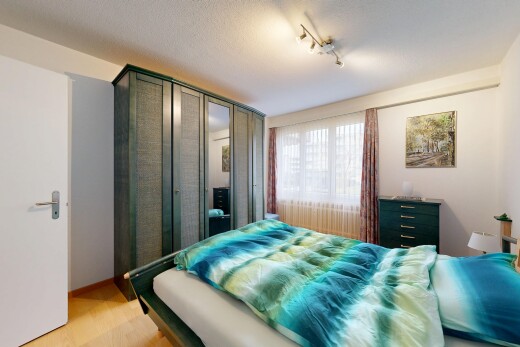 zimmer / schlafzimmer mit gipskartonwand, drywall, inside property, natürliches licht, und natural light