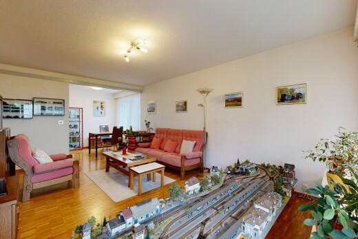 wohn- / esszimmer mit inside property, gipskartonwand, drywall, holzfußboden, und wood finish floor